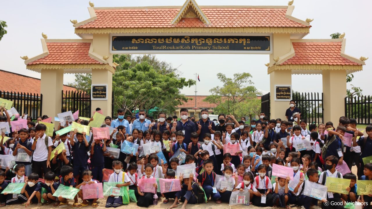 ខេមខាប់ភីថល ម.ក  និងអង្គការហ្គូដណេប៊ឺសកម្ពុជា បានឧបត្ថម្ភអាវយឺត និងសម្ភារៈសិក្សាក្នុងសាលាបឋមសិក្សាទួលរកាកុះ